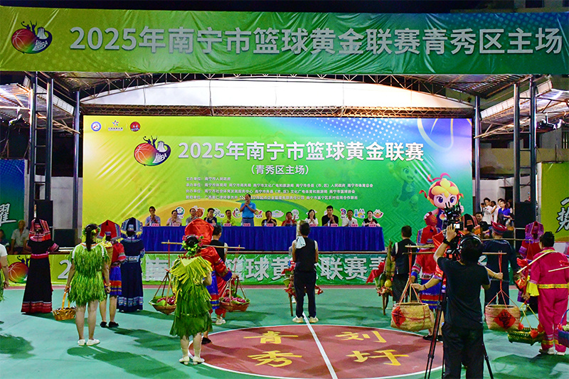 球场边, 捐赠了篮球, 最终